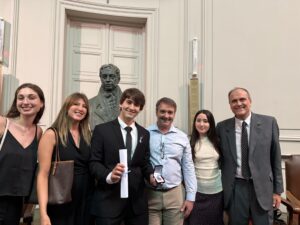 NUESTRO GRADUADO TINTENFICH ORTIZ RECIBIÓ EL PREMIO “ISIDORO MARÍN”