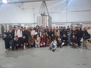 ESTUDIANTES DE ENOLOGÍA EN SU PRIMERA VISITA TÉCNICA DE LA CARRERA